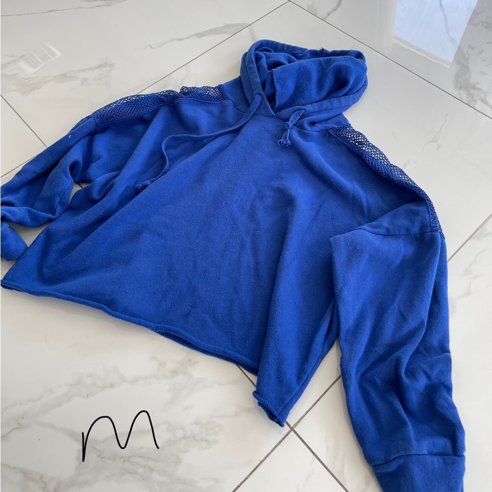 Fashion Nova Blue Cropped sweatshirt